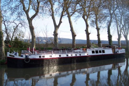 Hotel barge Athos in winter